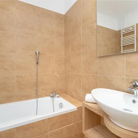 Two Bedroom In With Desk For Remote Work And Bathtub By Renters Apartament *